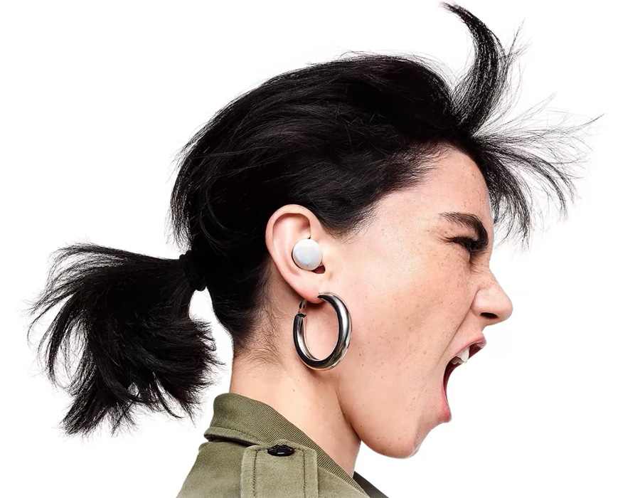 Słuchawki Samsung Galaxy Buds+ - kobieta